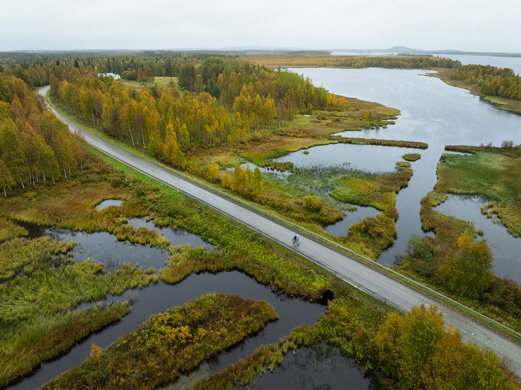 Pyhän ruskaiset metsät ja soratiet